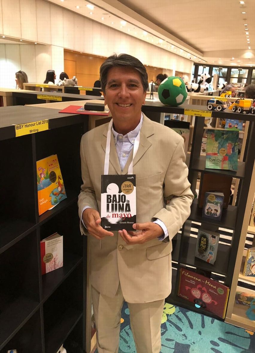 El escritor Gerardo Meneses Claros junto a su libro Bajo la Luna de Mayo.